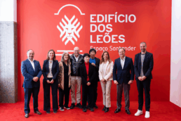 Organizadores e convidados com Tezuka em frente ao logo do Edifício dos Leões.