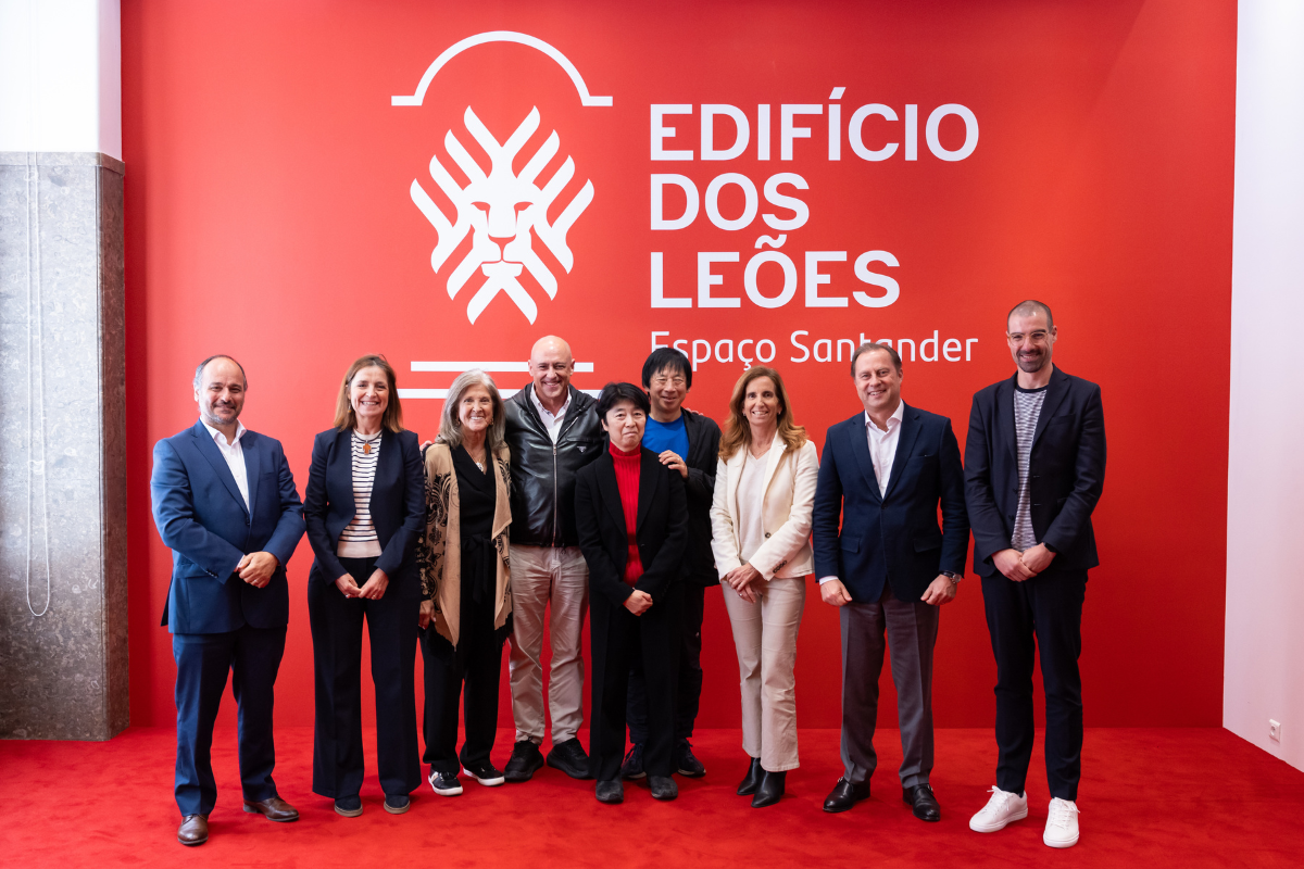 Organizadores e convidados com Tezuka em frente ao logo do Edifício dos Leões.
