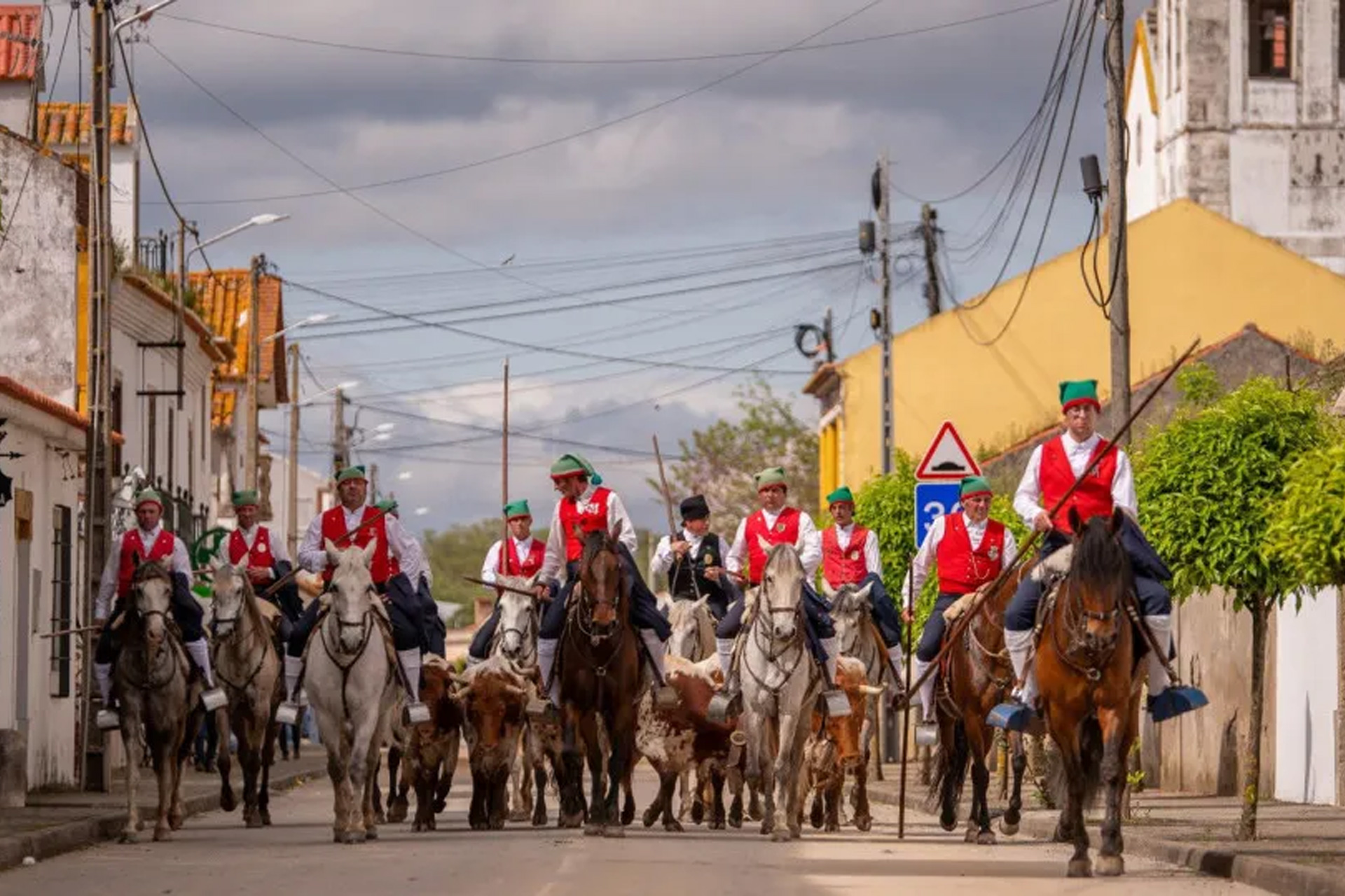 Campinos a cavalo desfilam pelas ruas da Golegã com trajes típicos ribatejanos.