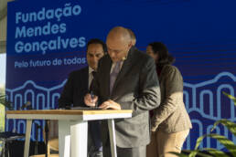 Carlos Mendes Gonçalves assina acordo