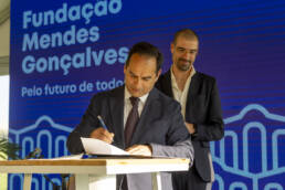 Representante da Fundação Jerónimo Martins assina acordo